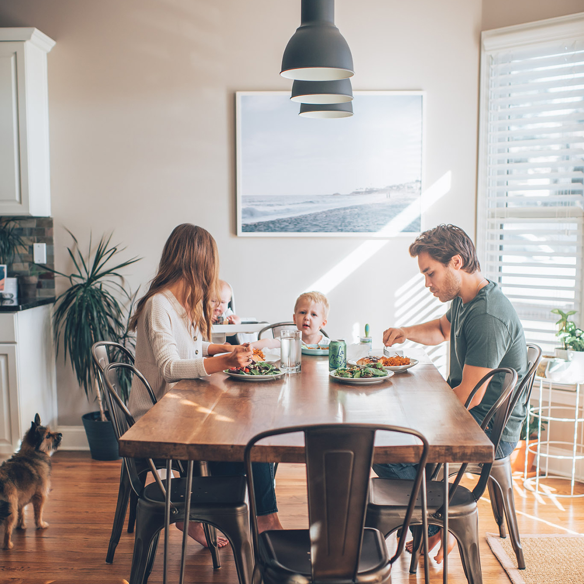 govictoria-family-at-table